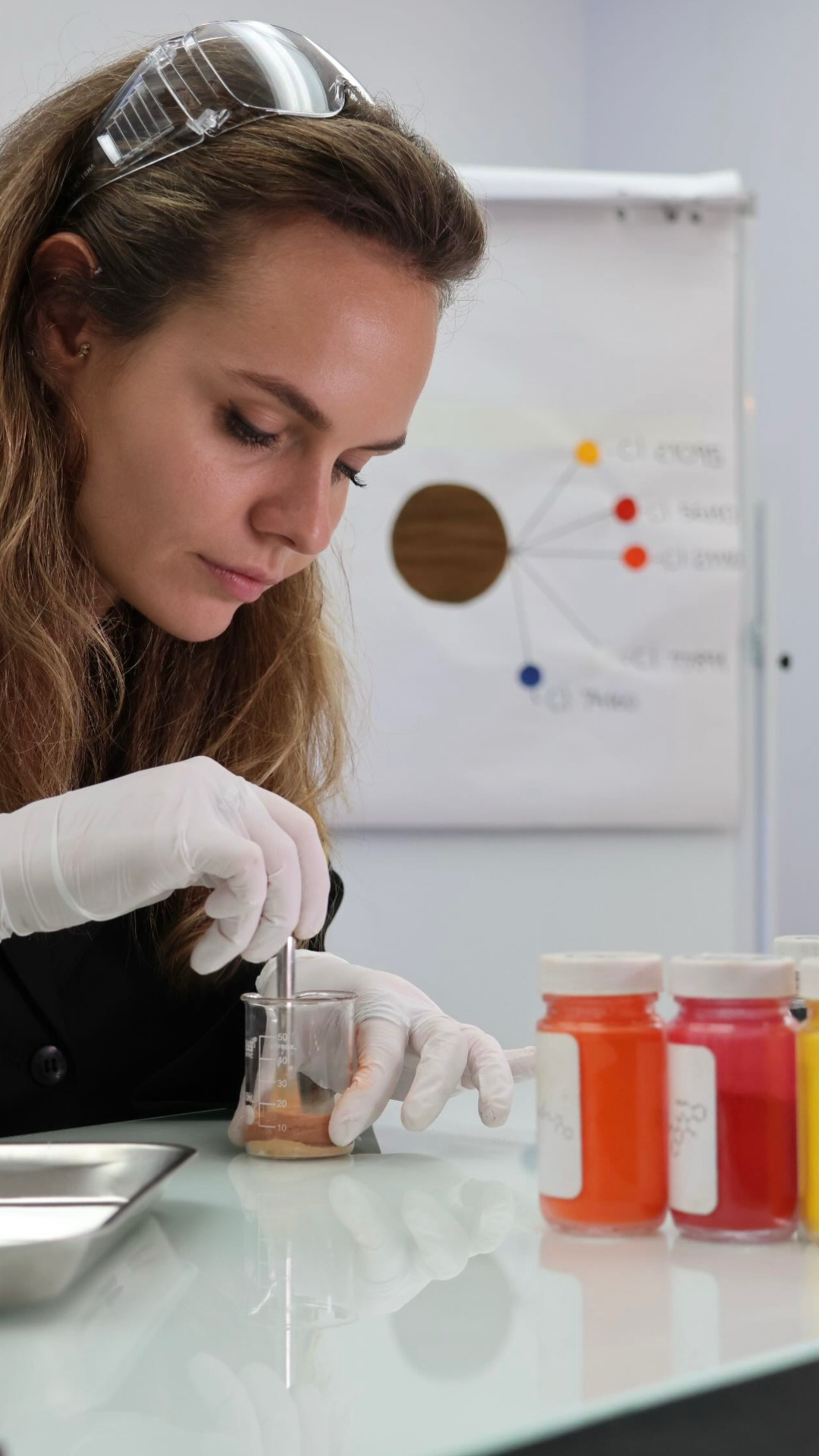 Capucine aan het werk met pigment